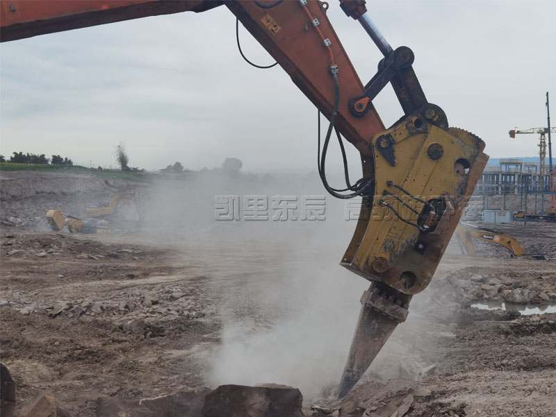 广西200挖机高频破碎锤生产现场